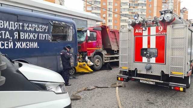 Раздавивший такси с пассажиркой в Москве водитель фуры лечился от шизофрении