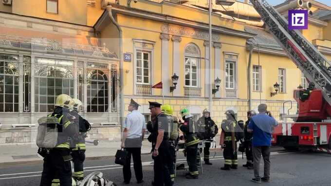 Из горящего кафе в центре Москвы начали эвакуировать более 100 человек