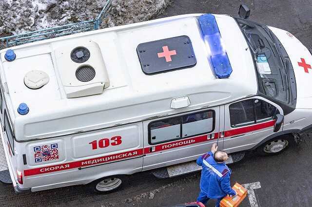 Парень, выпавшей из окна девятого этажа голой москвички, пытался спасти её, но остался в квартире лишь с её штанами в руках