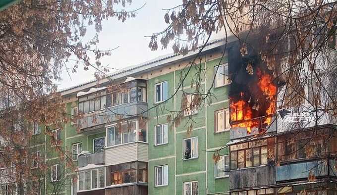 После возгорания в пятиэтажном здании в Новосибирске обнаружено тело мужчины