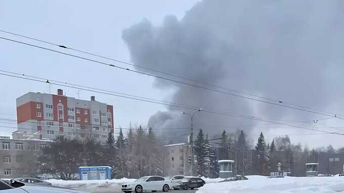 В Казани на улице Мавлютова в настоящее время происходит значительный пожар в больнице №18