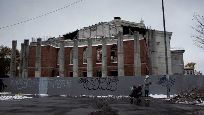 В Саратове артисты балета привлекли внимание к разрушенному театру, исполнив танцы на фоне руин