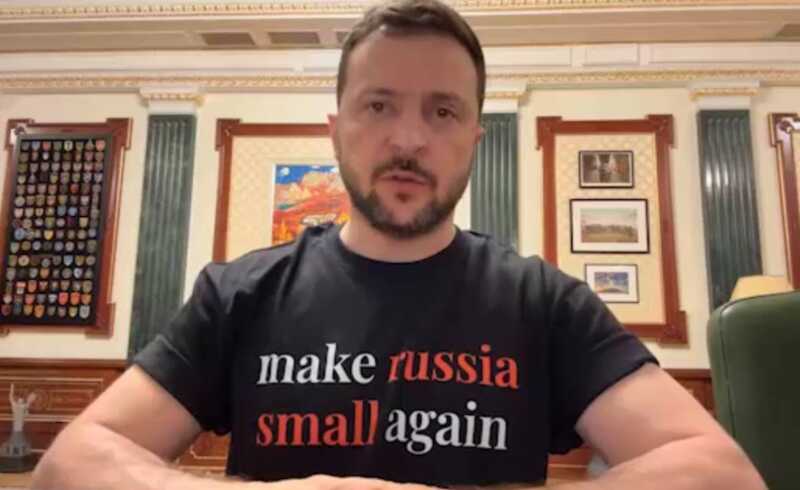 Зеленский в футболке с надписью "Make Russia small again" обратился к украинцам