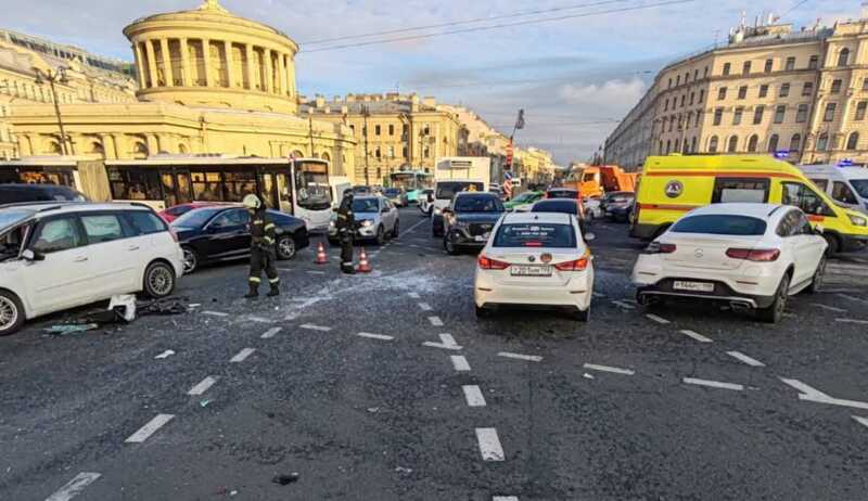 В центре Петербурга произошло ДТП с участием маршрутного такси