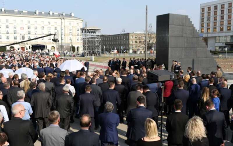 Мужчина с польским флагом поднялся на памятник в Варшаве и угрожал совершить самоподрыв