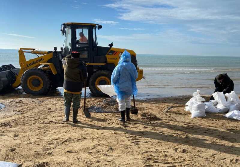 В Краснодарском крае введен режим чрезвычайной ситуации из-за утечки мазута вследствие аварии с танкерами