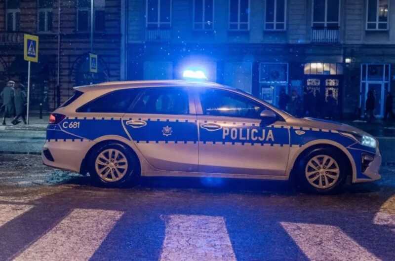 В Кракове мужчина с мачете устроил драку: полиция разыскивает участников