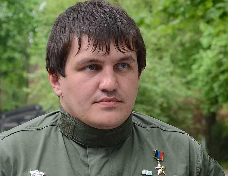 На параде рядом с Путиным оказался командир "Пятнашки", обвиняемый в отказе от боевых действий