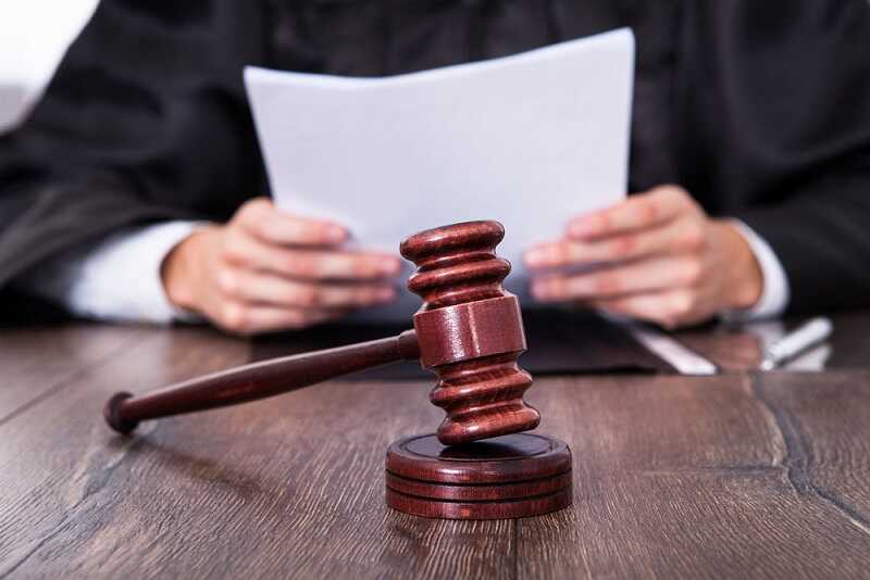 Следствие ходатайствовало об аресте одного из обвиняемых, но суд принял другое решение