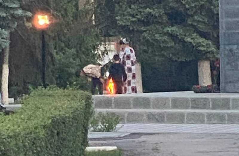 В Саратове подростков обвинили в пропаганде нацизма из-за сушки одежды у Вечного огня