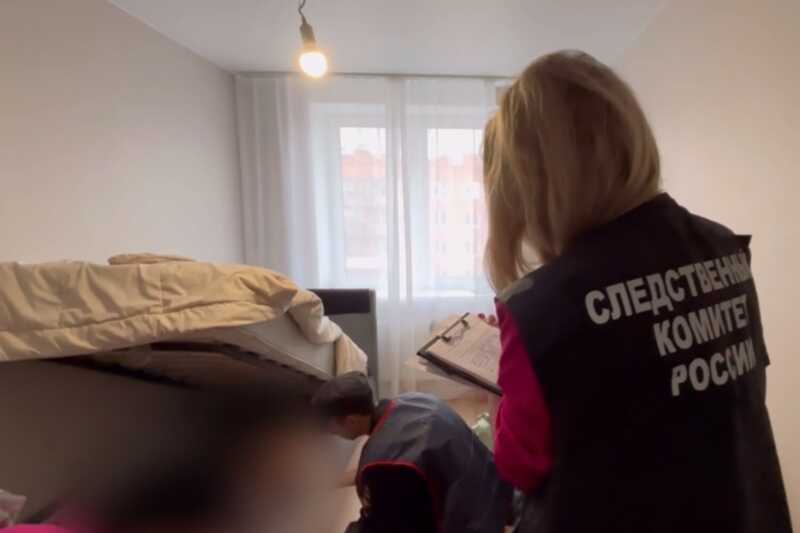 В Петербурге мужчина смертельно ранил жену на глазах у ребенка и спрятал ее тело в диване