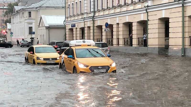 Москвичей попросили выбирать общественный транспорт из-за проливного дождя