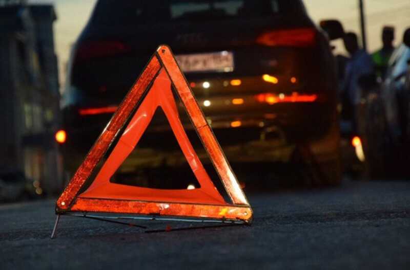 В Краснодаре машина перевернулась в результате аварии, окутывая улицу дымом