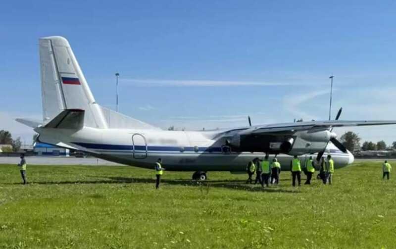 Самолет Ан-24 выкатился за пределы полосы в Тюмени